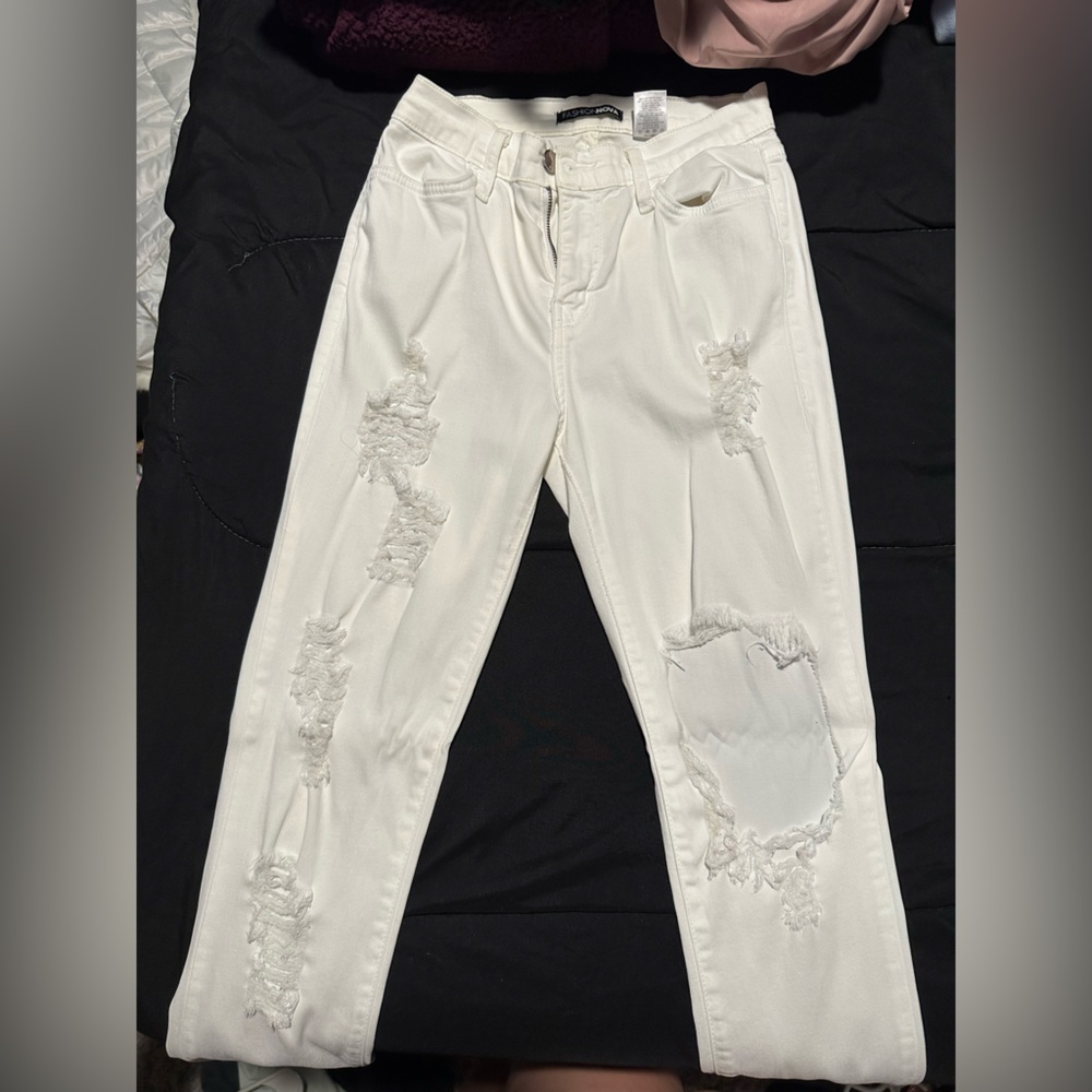white fashion nova skinny ripped jeans. size 3